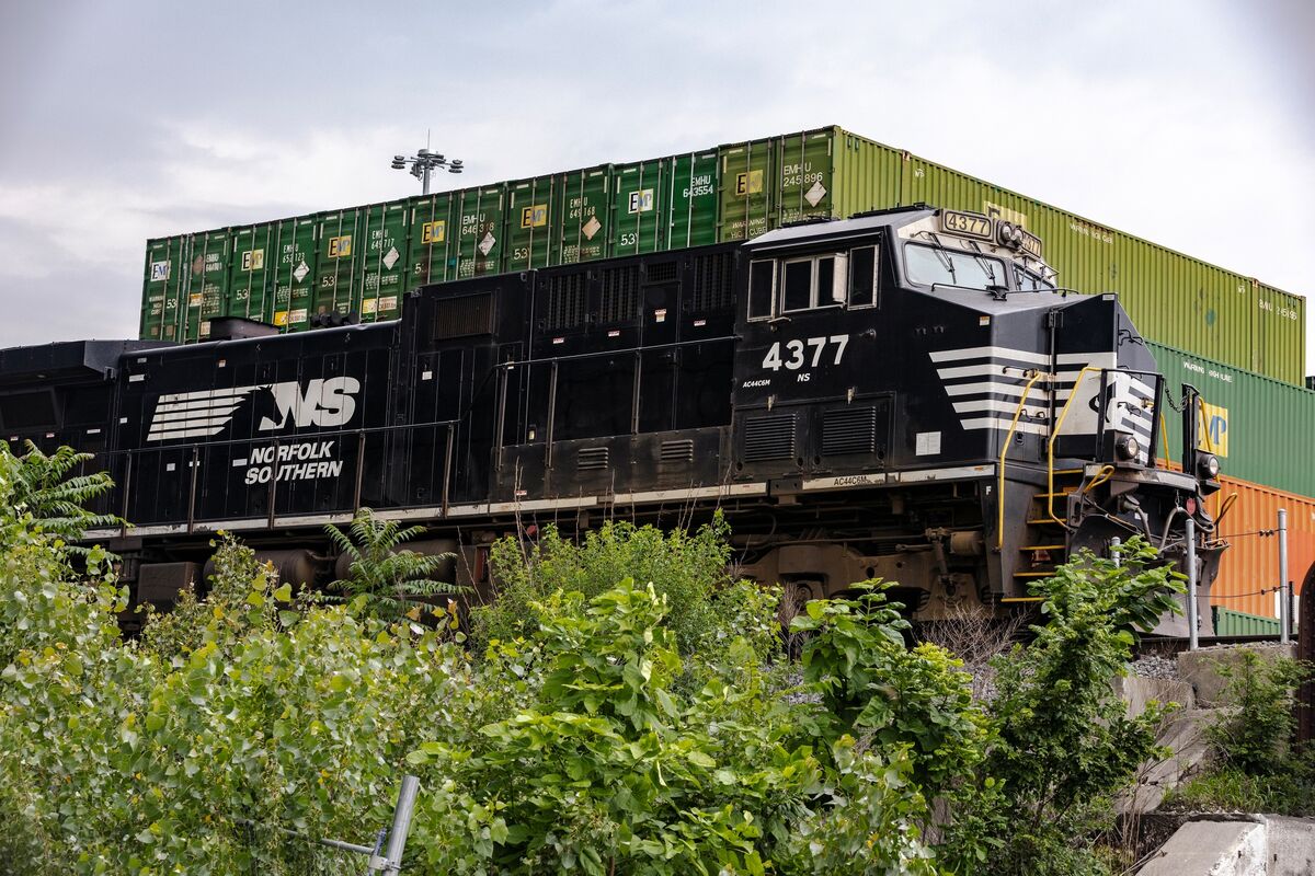 Union Pacific Is Said to Near Deal for Norfolk Southern
