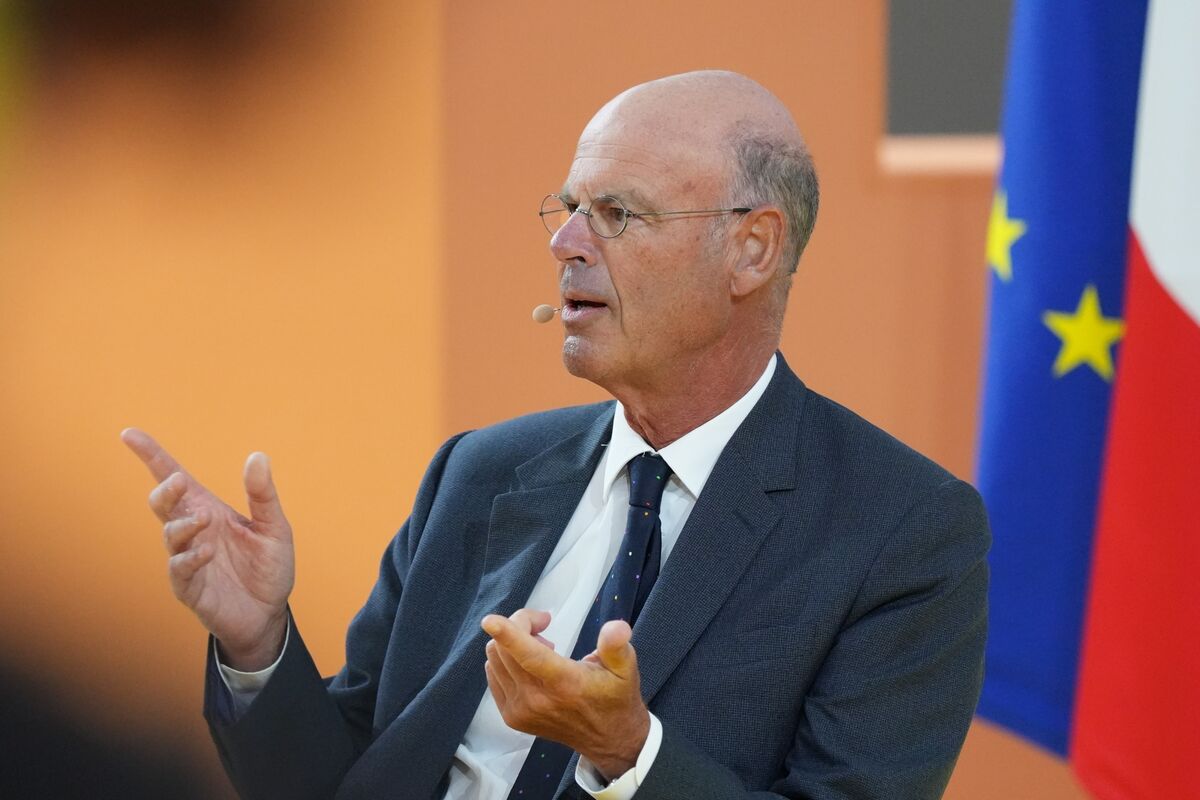 French Finance Chief Dismisses Crisis and Affirms Debt Plans