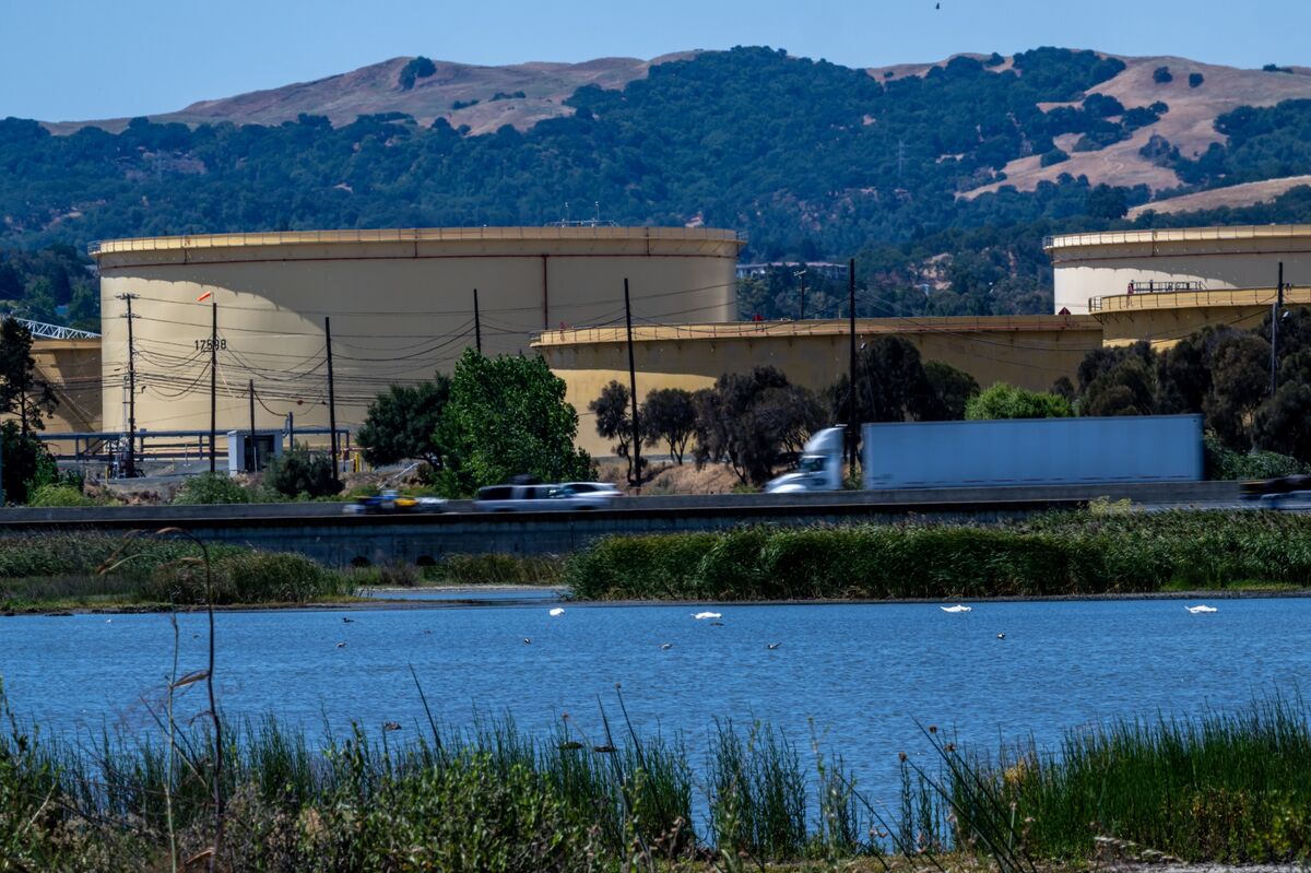 Oil Heads for Monthly Loss as Traders Weigh Glut, Geopolitics