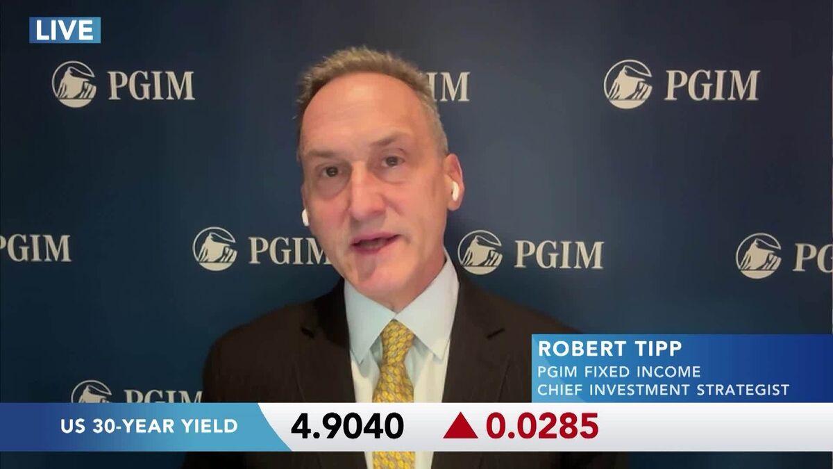 Dollar Dips as 30-Year Yield Climbs on Fed Jitters: Markets Wrap