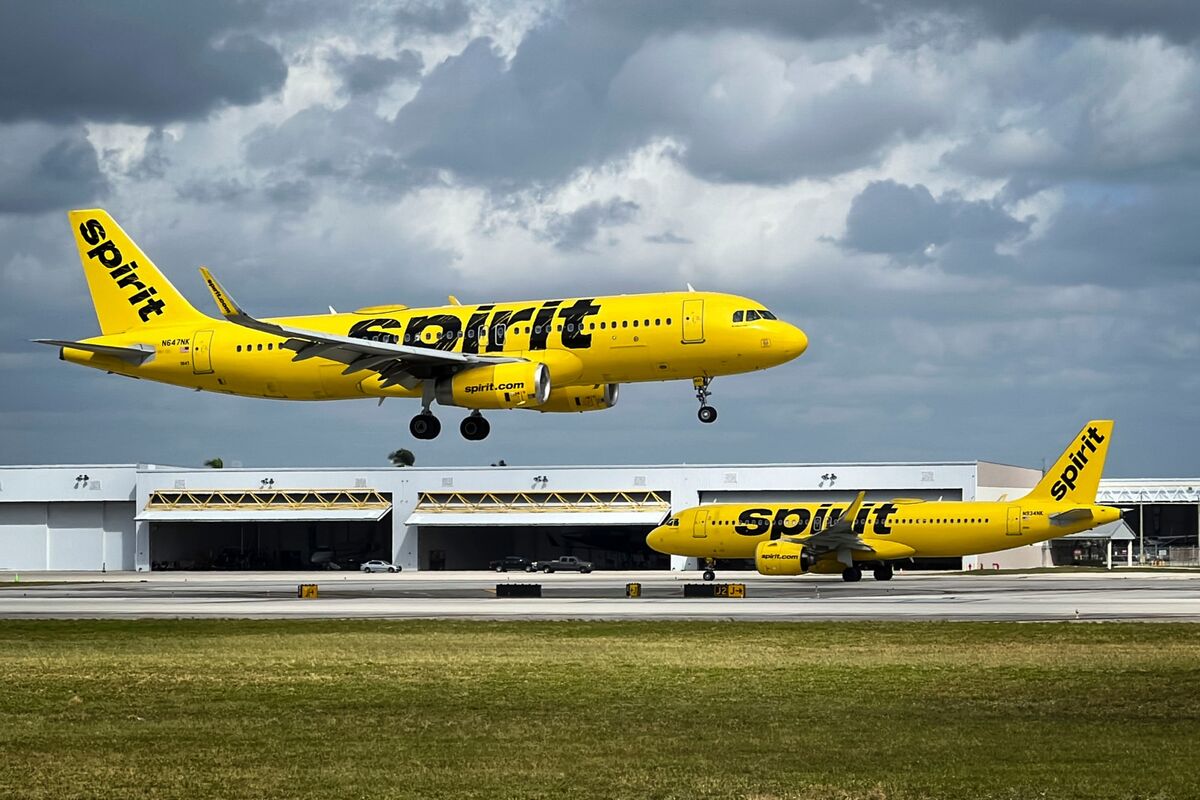 Spirit Airlines Faces Cash Crunch, Issues Going Concern Warning