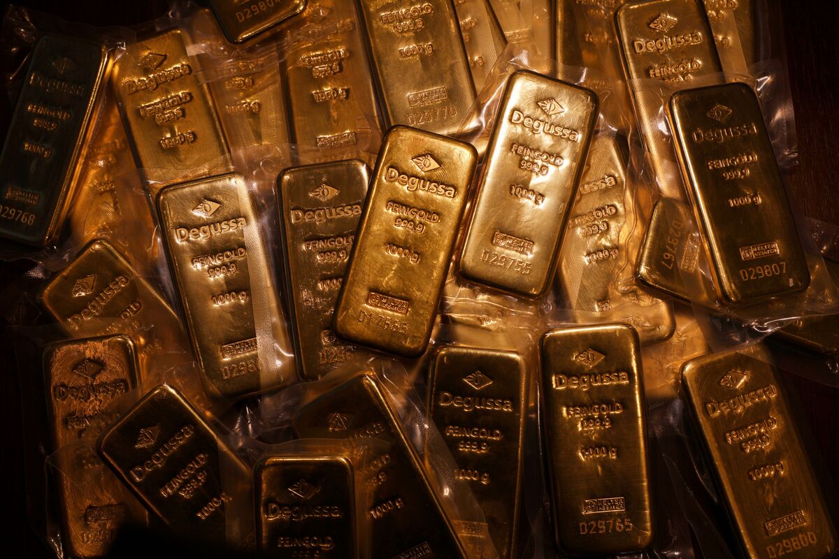 Gold Climbs to Record as Traders Weigh Shutdown Risk, Fed Rates