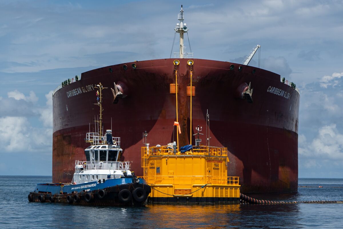 Oil Gains on Report US-India Near Deal That May Cut Russia Flows