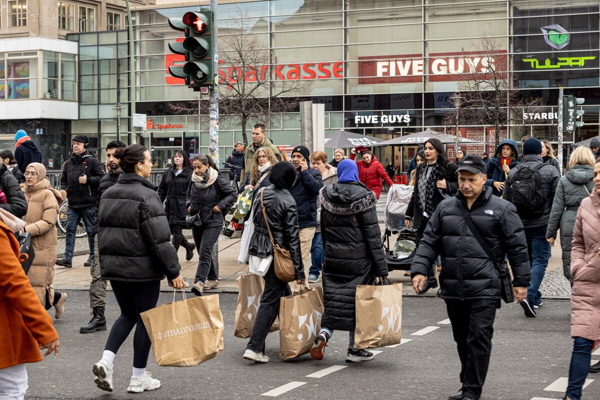 Euro-Zone Inflation Near 2% to Seal Deal on ECB Rate Hold