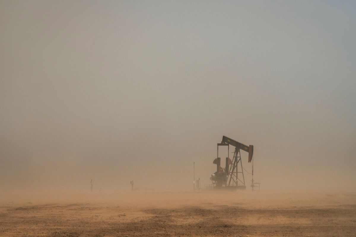 Oil Swings After Report IEA Proposing Record Reserves Release