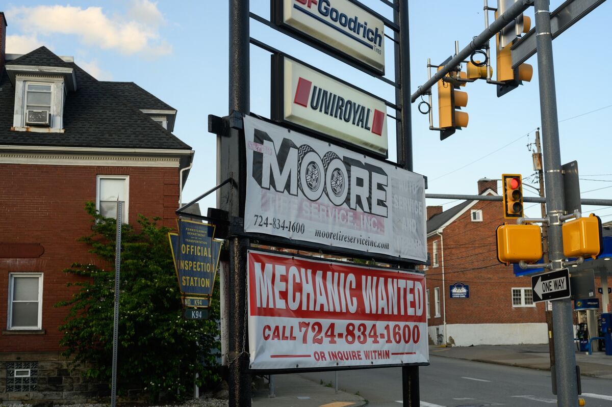 US Job Growth Seen Moderating After Robust January